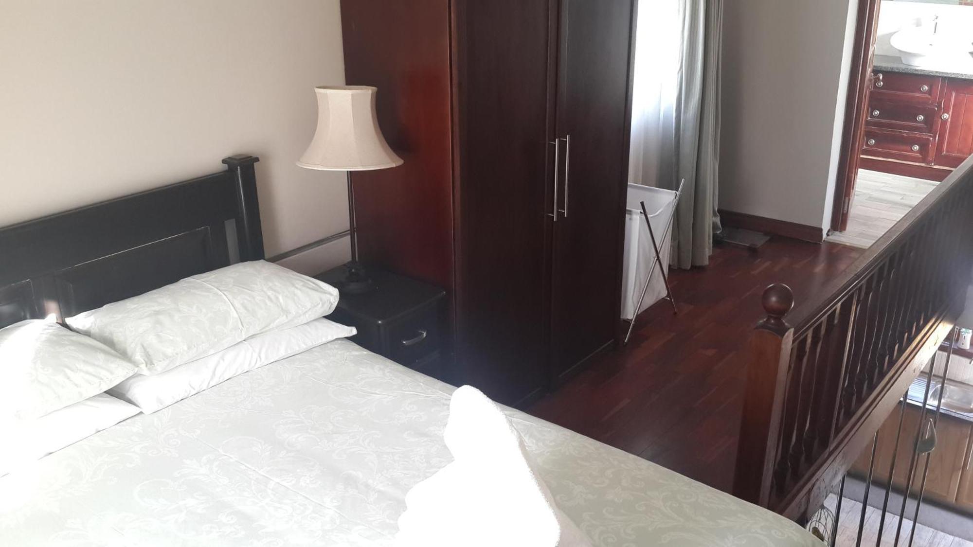 Eagle Rock Executive Guest House Кемптън Парк Стая снимка