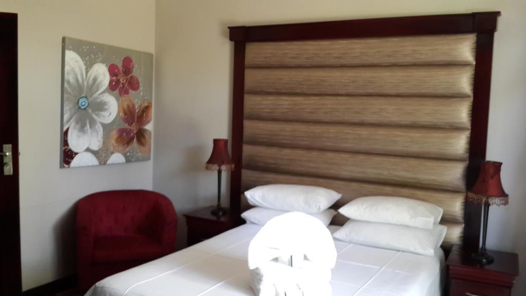 Eagle Rock Executive Guest House Кемптън Парк Стая снимка