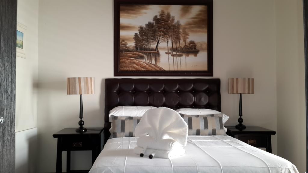 Eagle Rock Executive Guest House Кемптън Парк Стая снимка