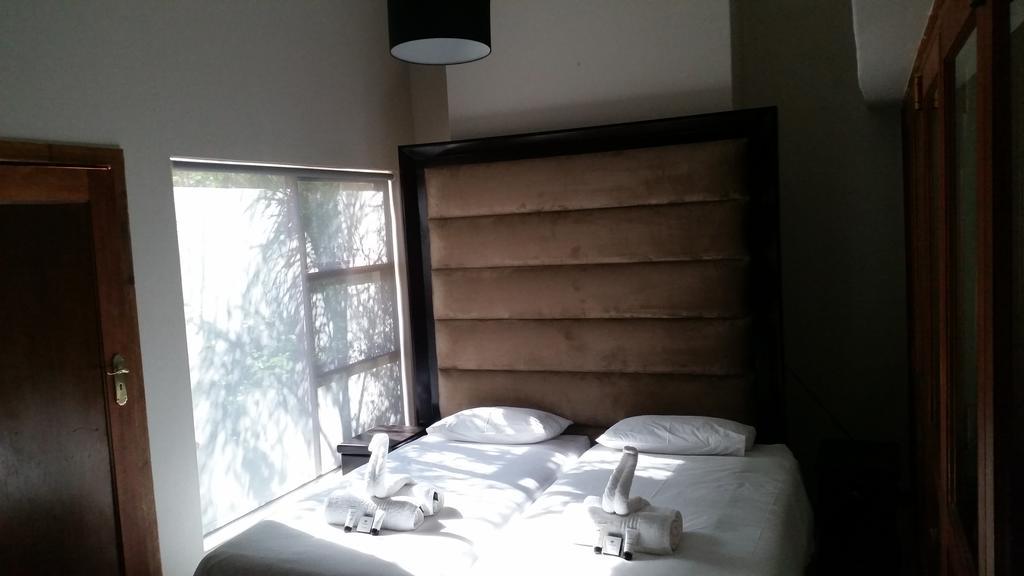 Eagle Rock Executive Guest House Кемптън Парк Екстериор снимка