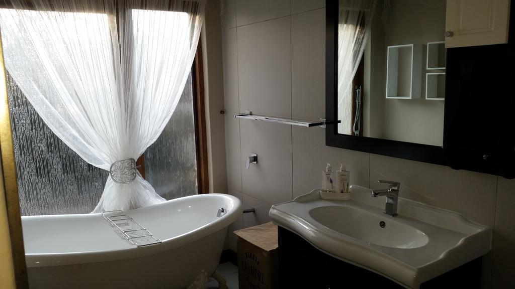 Eagle Rock Executive Guest House Кемптън Парк Екстериор снимка