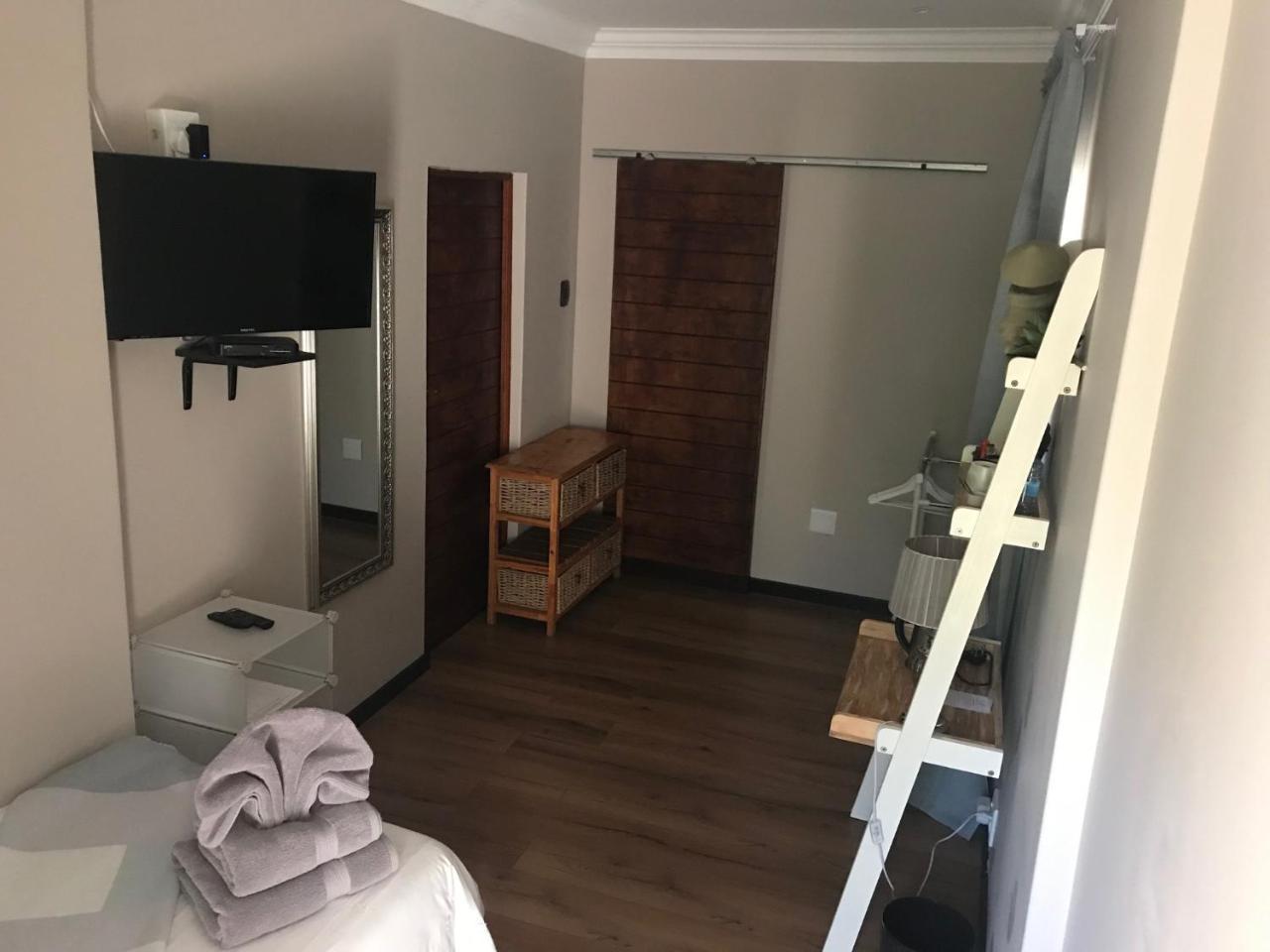 Eagle Rock Executive Guest House Кемптън Парк Екстериор снимка