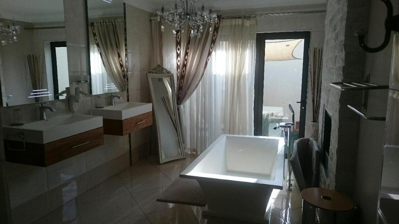 Eagle Rock Executive Guest House Кемптън Парк Екстериор снимка