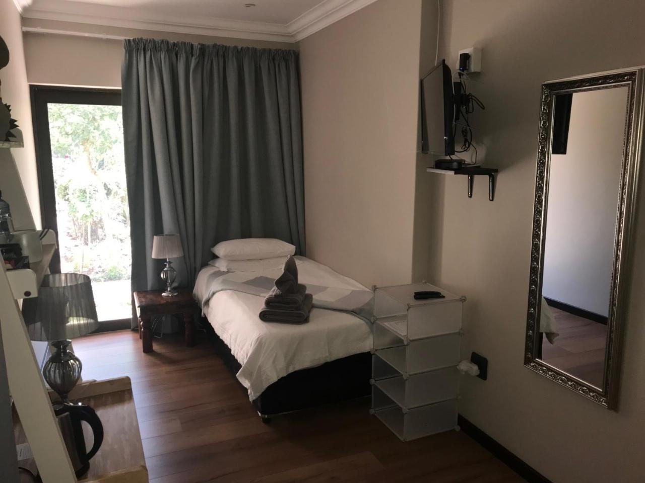 Eagle Rock Executive Guest House Кемптън Парк Екстериор снимка
